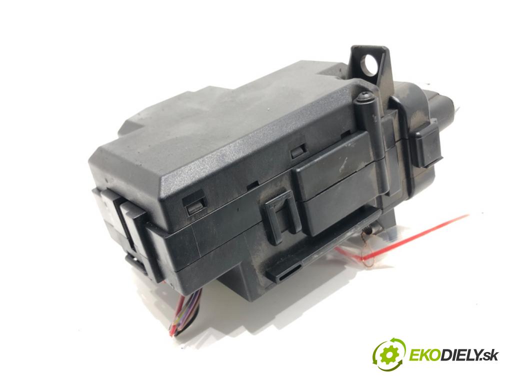 AUDI A4 B8 Avant (8K5) 2007 - 2015    2.0 TDI 105 kW [143 KM] olej napędowy 2008 - 2015  spinačka 8K0909131C (Spínacie skrinky a kľúče)