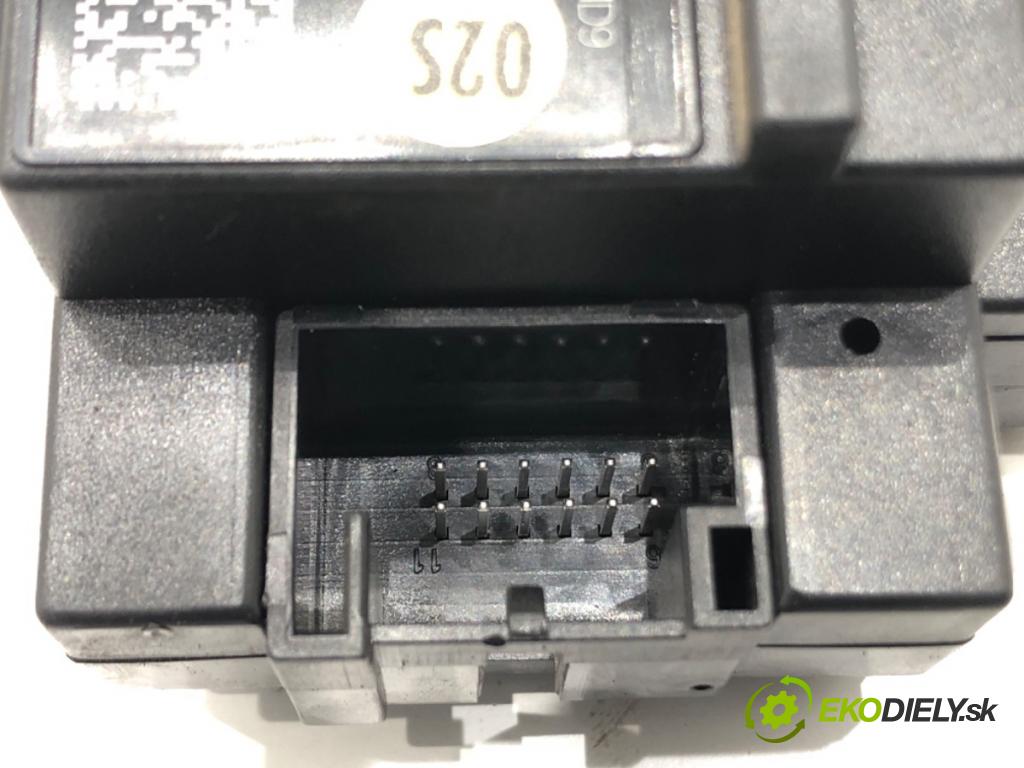 AUDI A4 B8 Avant (8K5) 2007 - 2015    2.0 TDI 105 kW [143 KM] olej napędowy 2008 - 2015  spinačka 8K0909131C (Spínacie skrinky a kľúče)