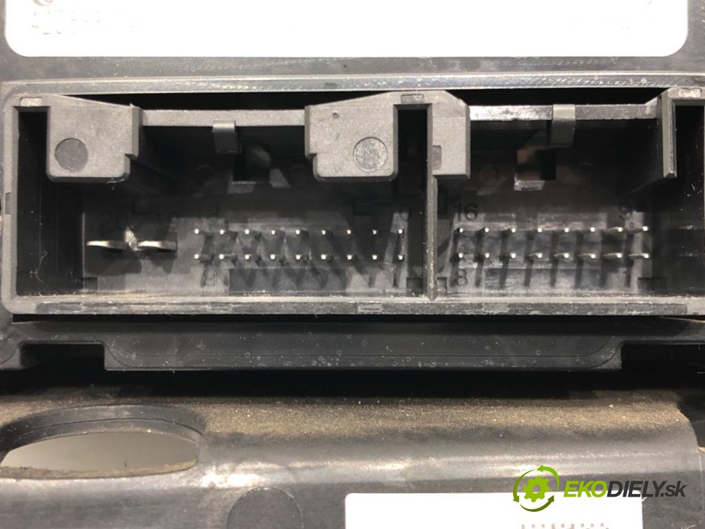 AUDI A4 B8 Avant (8K5) 2007 - 2015    2.0 TDI 105 kW [143 KM] olej napędowy 2008 - 2015  Panel ovládania kúrenia 8T1820043AA (Prepínače, spínače, tlačidlá a ovládače kúrenia)