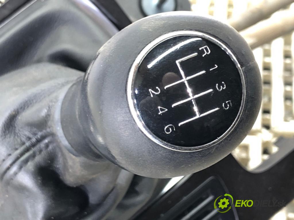 AUDI A4 B8 Avant (8K5) 2007 - 2015    2.0 TDI 105 kW [143 KM] olej napędowy 2008 - 2015  Kulisa 8K0711025K (Rýchlostné páky / kulisy)