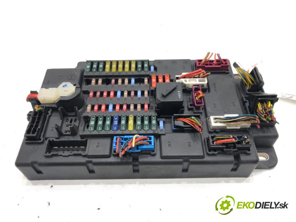 MINI MINI COUNTRYMAN (R60) 2010 - 2016    Cooper 90 kW [122 KM] benzyna 2010 - 2016  skříňka poistková 9813233 (Pojistkové skříňky)