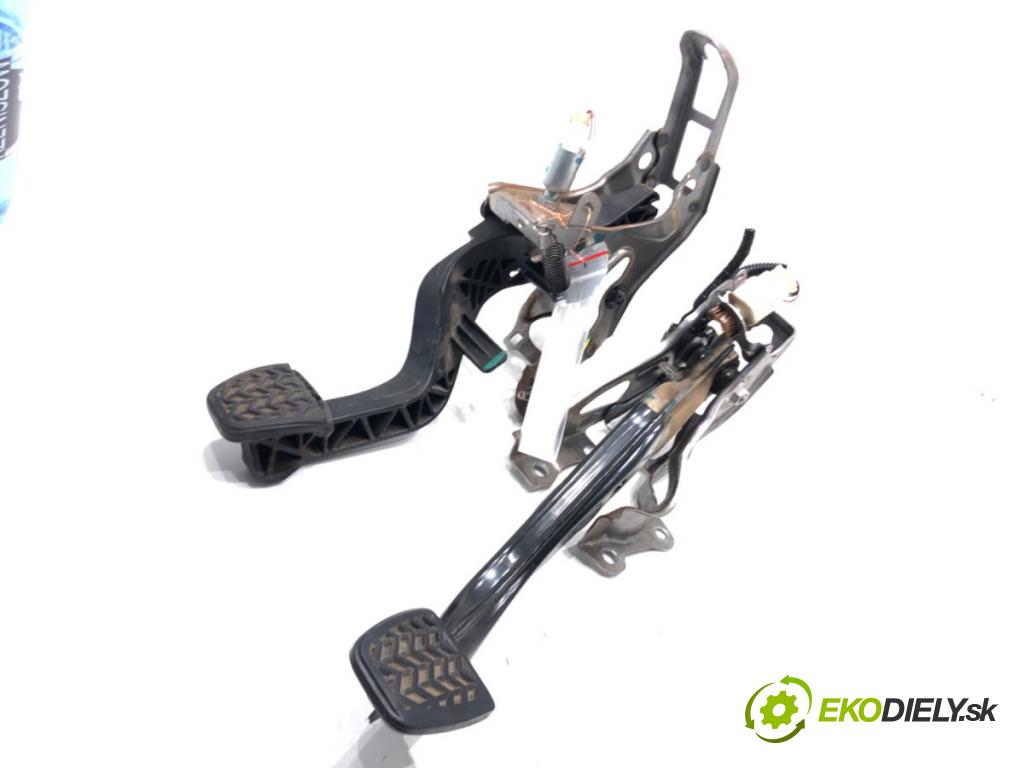 TOYOTA YARIS (_P13_) 2010 - 2022    1.0 (KSP130_) 51 kW [69 KM] benzyna 2010 - 2022  PEDÁL:  (Pedále)