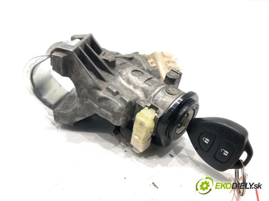 TOYOTA YARIS (_P13_) 2010 - 2022    1.0 (KSP130_) 51 kW [69 KM] benzyna 2010 - 2022  spinačka 45020-0D04 (Spínacie skrinky a kľúče)