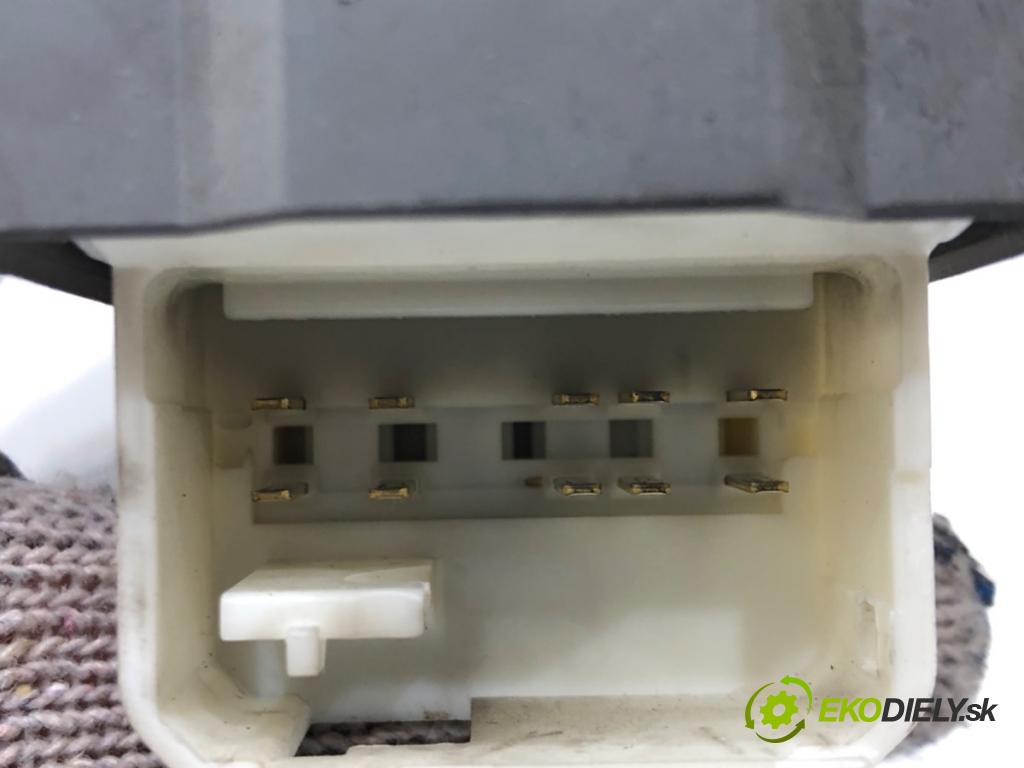 TOYOTA YARIS (_P13_) 2010 - 2022    1.0 (KSP130_) 51 kW [69 KM] benzyna 2010 - 2022  Prepínač okien  (Prepínače, spínače, tlačidlá a ovládače kúrenia)