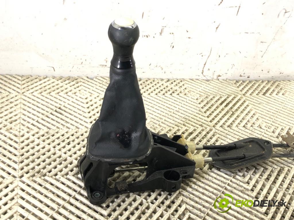 TOYOTA YARIS (_P13_) 2010 - 2022    1.0 (KSP130_) 51 kW [69 KM] benzyna 2010 - 2022  Kulisa  (Rýchlostné páky / kulisy)