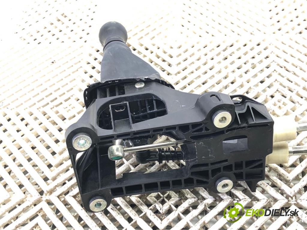 TOYOTA YARIS (_P13_) 2010 - 2022    1.0 (KSP130_) 51 kW [69 KM] benzyna 2010 - 2022  Kulisa  (Rýchlostné páky / kulisy)