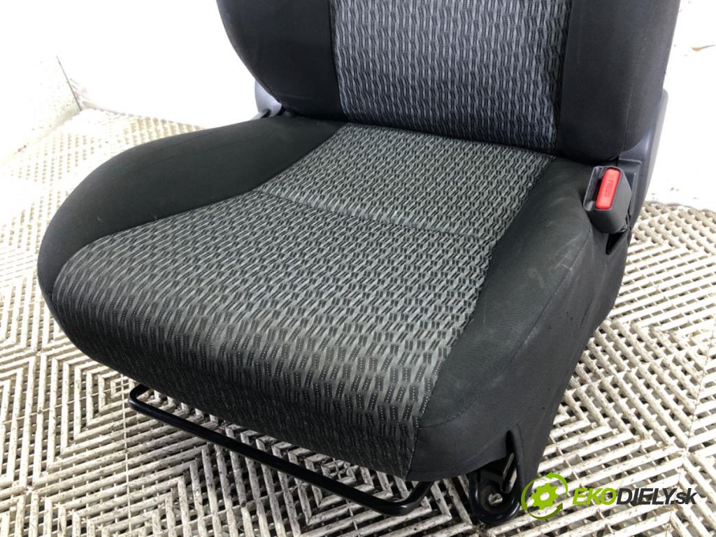 TOYOTA YARIS (_P13_) 2010 - 2022    1.0 (KSP130_) 51 kW [69 KM] benzyna 2010 - 2022  Sedadlo pravy predný