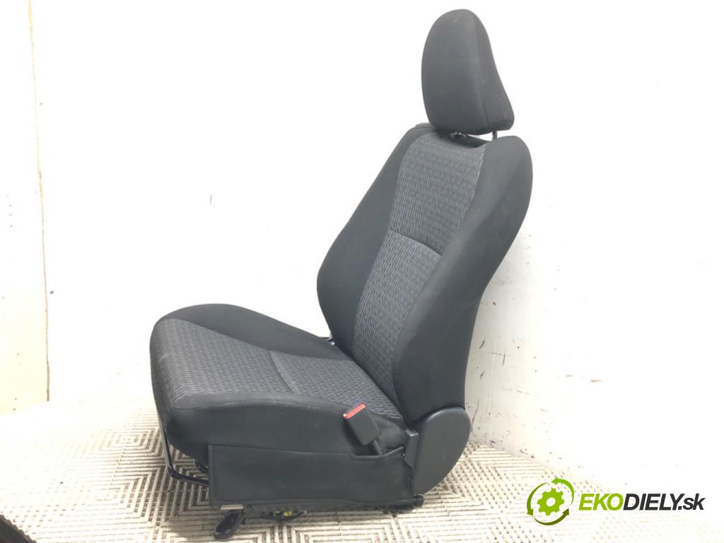 TOYOTA YARIS (_P13_) 2010 - 2022    1.0 (KSP130_) 51 kW [69 KM] benzyna 2010 - 2022  Sedadlo pravy predný