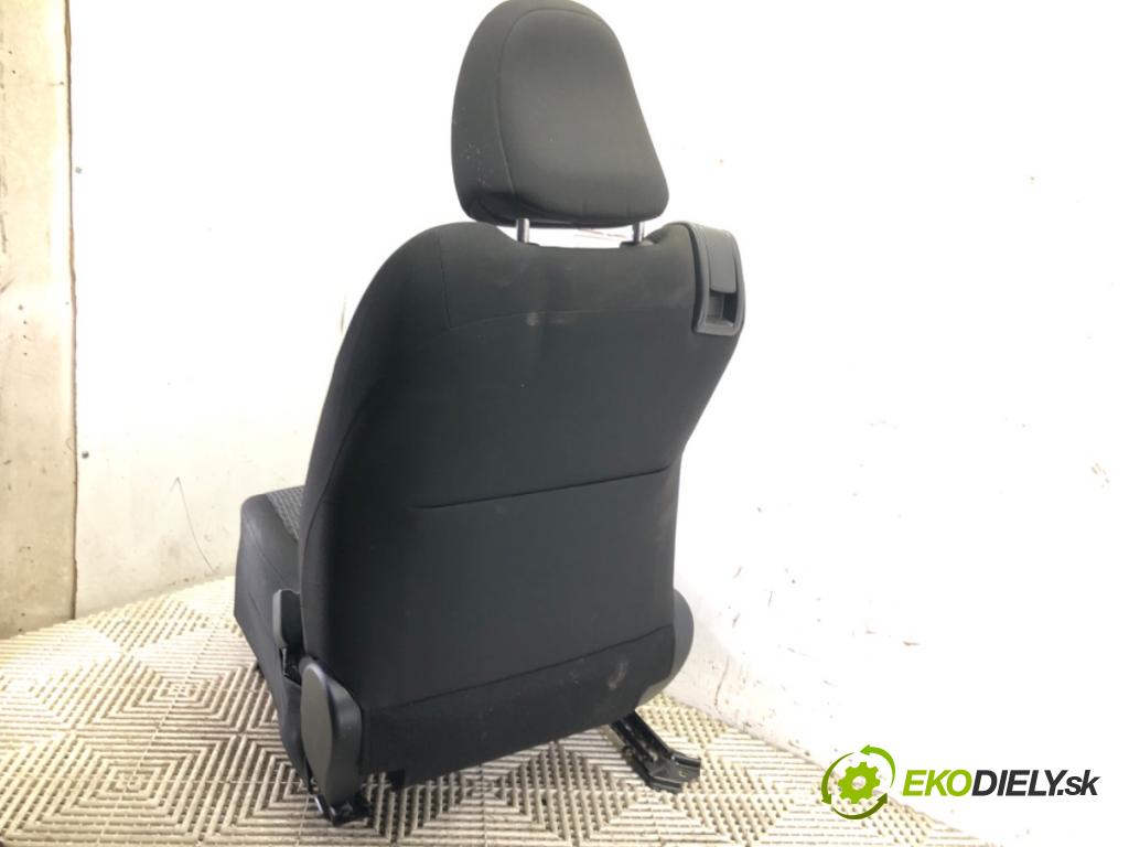 TOYOTA YARIS (_P13_) 2010 - 2022    1.0 (KSP130_) 51 kW [69 KM] benzyna 2010 - 2022  Sedadlo pravy predný