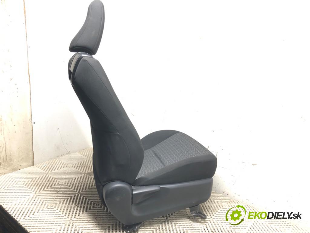 TOYOTA YARIS (_P13_) 2010 - 2022    1.0 (KSP130_) 51 kW [69 KM] benzyna 2010 - 2022  Sedadlo pravy predný