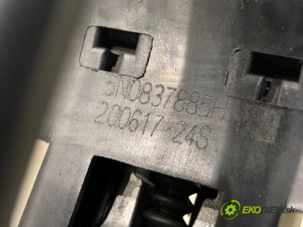 SKODA RAPID (NH3, NK3, NK6) 2012 - 2022    1.2 TSI 66 kW [90 KM] benzyna 2015 - 2019  Kľučka vonkajšia ľavy predný 5N0837885H