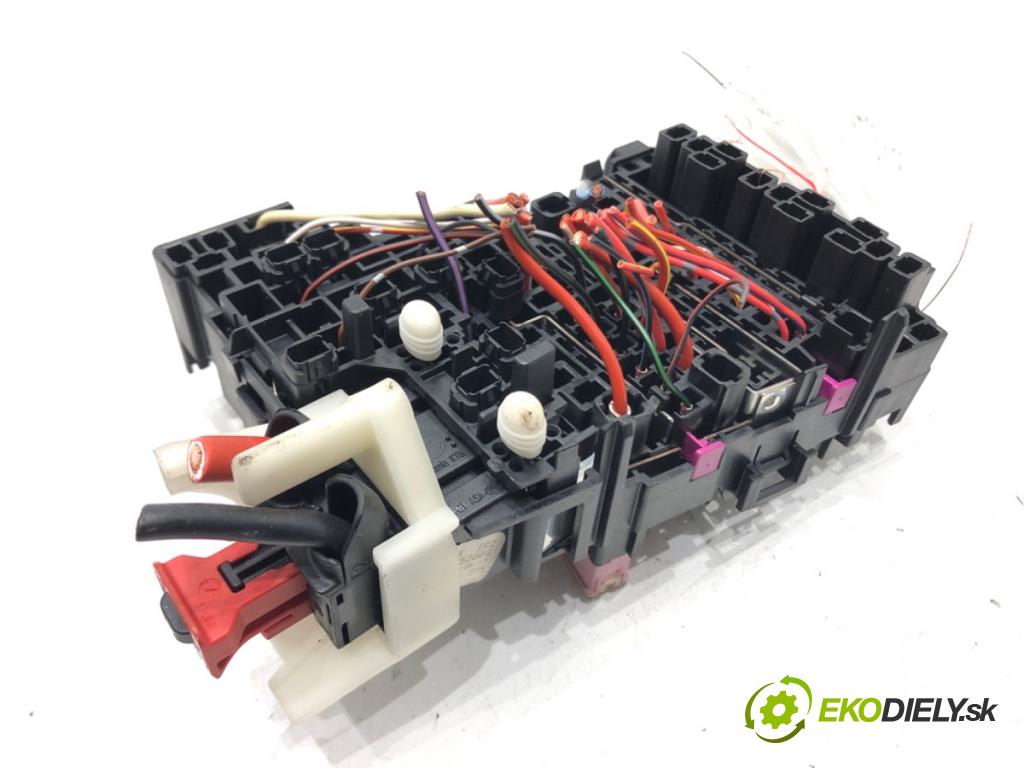 SKODA OCTAVIA III Combi (5E5, 5E6) 2012 - 2022    1.4 TSI 110 kW [150 KM] benzyna 2014 - 2020  skříňka poistková 5Q0937615C (Pojistkové skříňky)