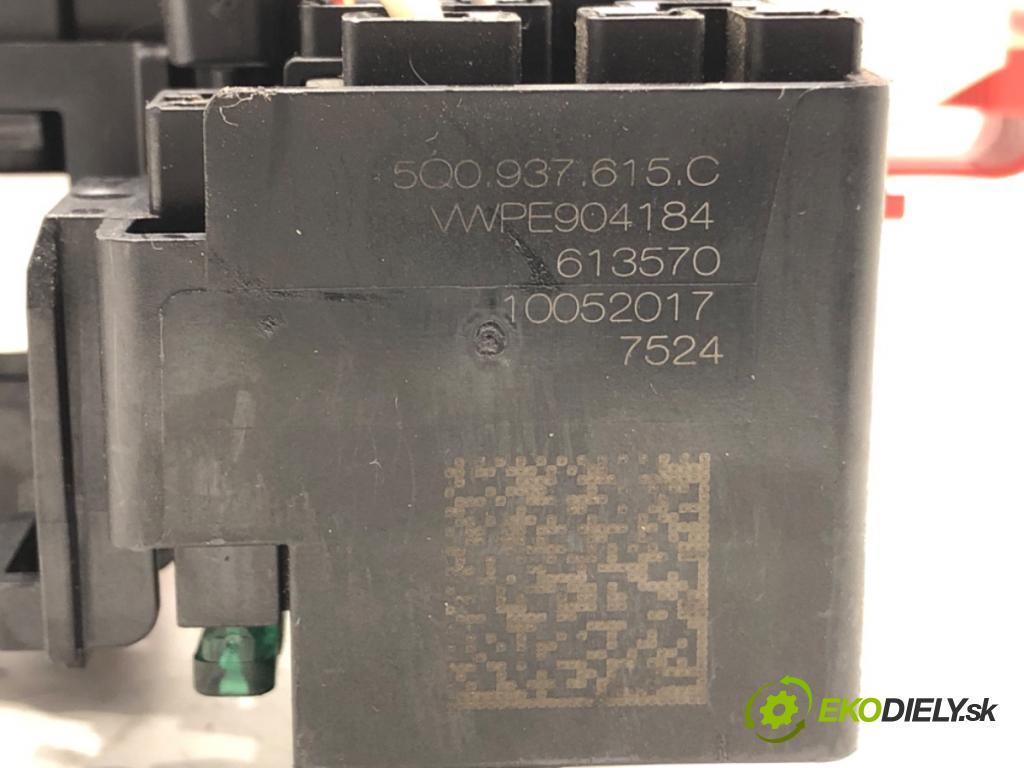 SKODA OCTAVIA III Combi (5E5, 5E6) 2012 - 2022    1.4 TSI 110 kW [150 KM] benzyna 2014 - 2020  skříňka poistková 5Q0937615C (Pojistkové skříňky)