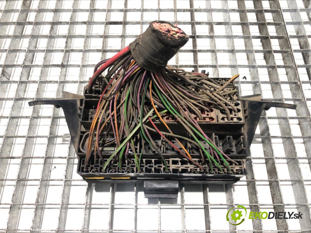 FORD TRANSIT Autobus (E_ _) 1994 - 2000    2.5 DI (EBL, ECL, EDS, EDL) 56 kW [76 KM] olej napędowy 1994 - 2000  skříňka poistková  (Pojistkové skříňky)