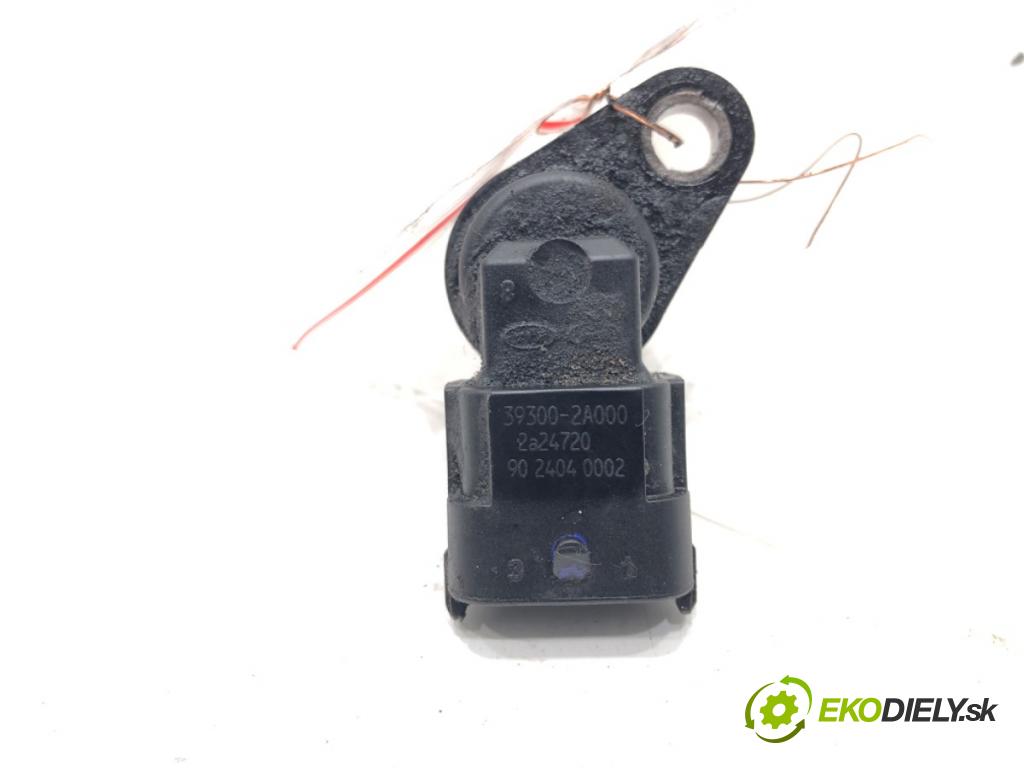 KIA SPORTAGE III (SL) 2009 - 2022    1.7 CRDi 85 kW [116 KM] olej napędowy 2010 - 2022  snímač pozice vačkového hřídele 39300-2A000 (Snímače polohy kliky, vačky)