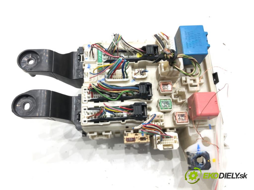 TOYOTA AVENSIS Kombi (_T27_) 2009 - 2018    2.0 D-4D (ADT270_) 93 kW [126 KM] olej napędowy 2009 - 2018  skříňka poistková  (Pojistkové skříňky)