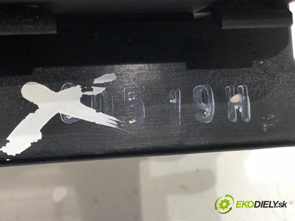 MERCEDES-BENZ 190 (W201) 1982 - 1993    E 2.0 (201.024) 83 kW [113 KM] benzyna 1985 - 1986  Kulisa  (Rýchlostné páky / kulisy)