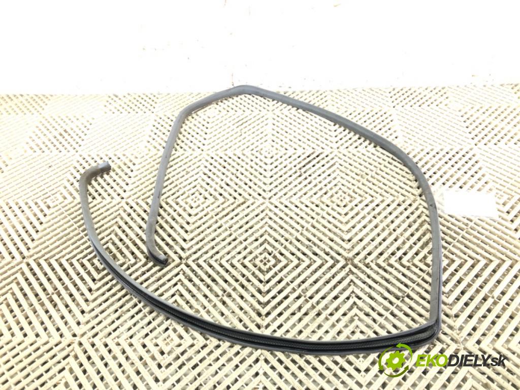 MERCEDES-BENZ 190 (W201) 1982 - 1993    E 2.0 (201.024) 83 kW [113 KM] benzyna 1985 - 1986  těsnění dveře zadní část levá strana  (Ostatní)