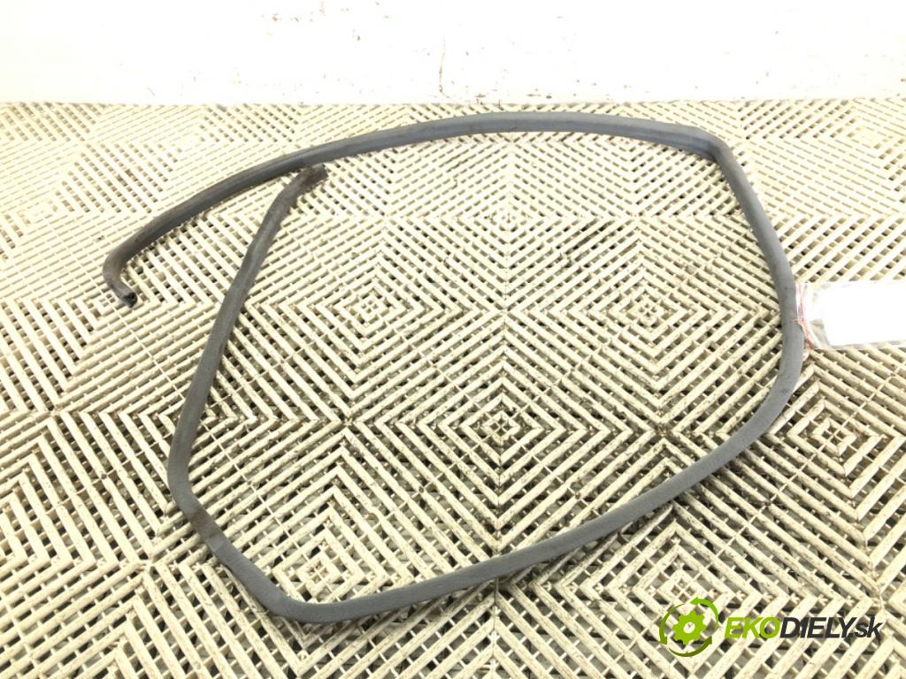 MERCEDES-BENZ 190 (W201) 1982 - 1993    E 2.0 (201.024) 83 kW [113 KM] benzyna 1985 - 1986  těsnění dveře zadní část levá strana  (Ostatní)