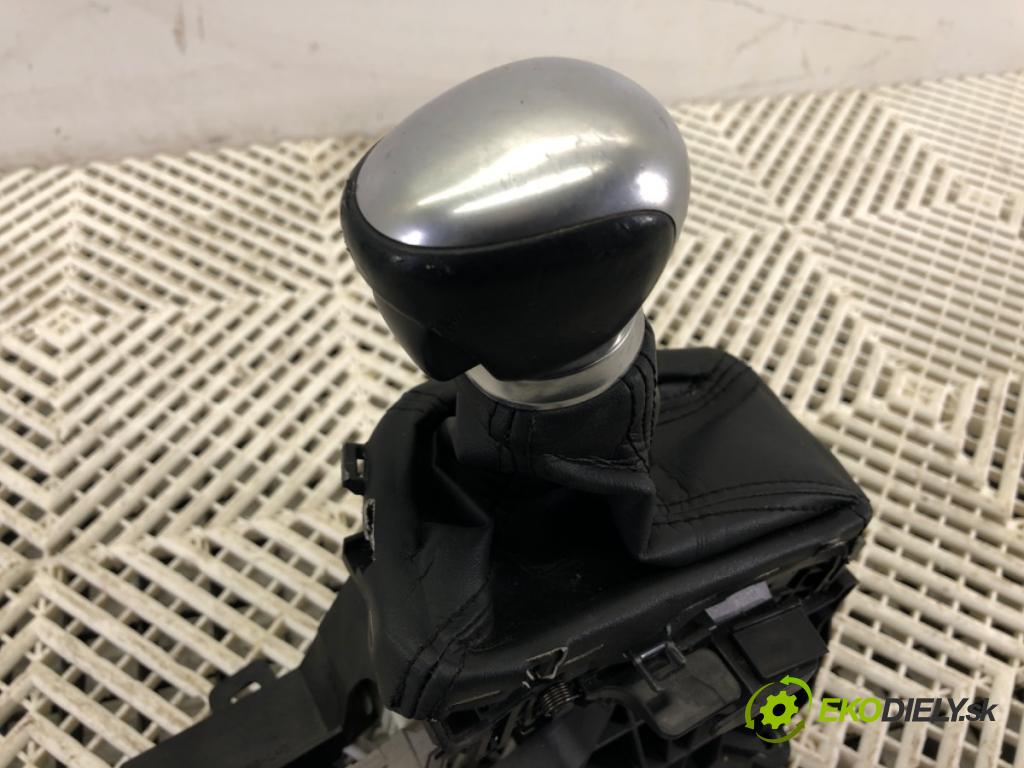 TOYOTA C-HR (_X1_) 2016 - 2022    1.8 Hybrid (ZYX10_, ZYX11_) 90 kW [122 KM] Hybryda silnik benzynowy / elektryczny 2016 - 2022  Kulisa 113113496 (Rýchlostná páka / kulisa)