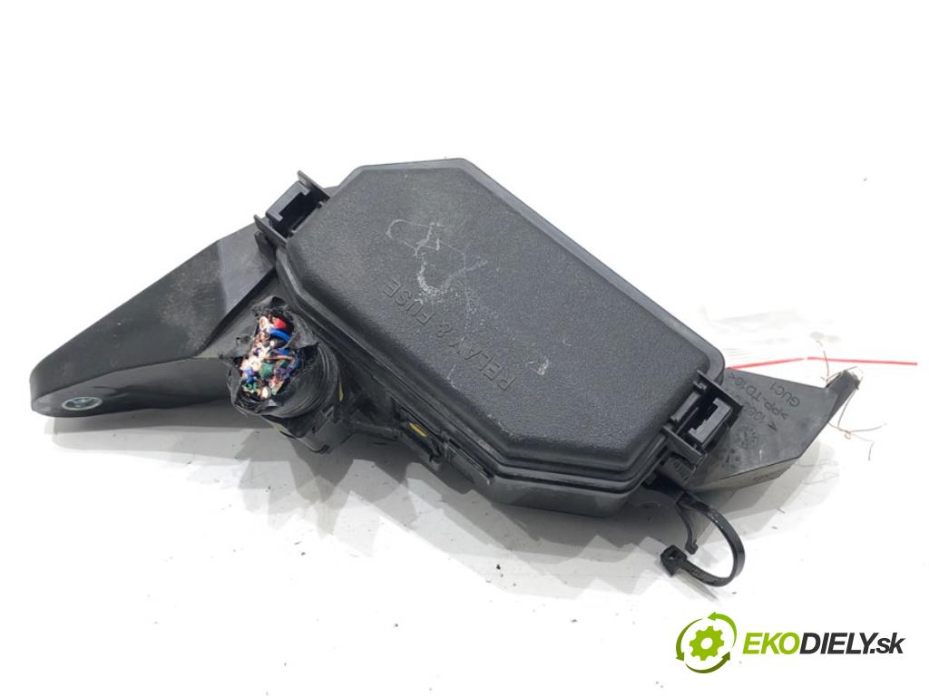 TOYOTA C-HR (_X1_) 2016 - 2022    1.8 Hybrid (ZYX10_, ZYX11_) 90 kW [122 KM] Hybryda silnik benzynowy / elektryczny 2016 - 2022  skříňka poistková  (Pojistkové skříňky)