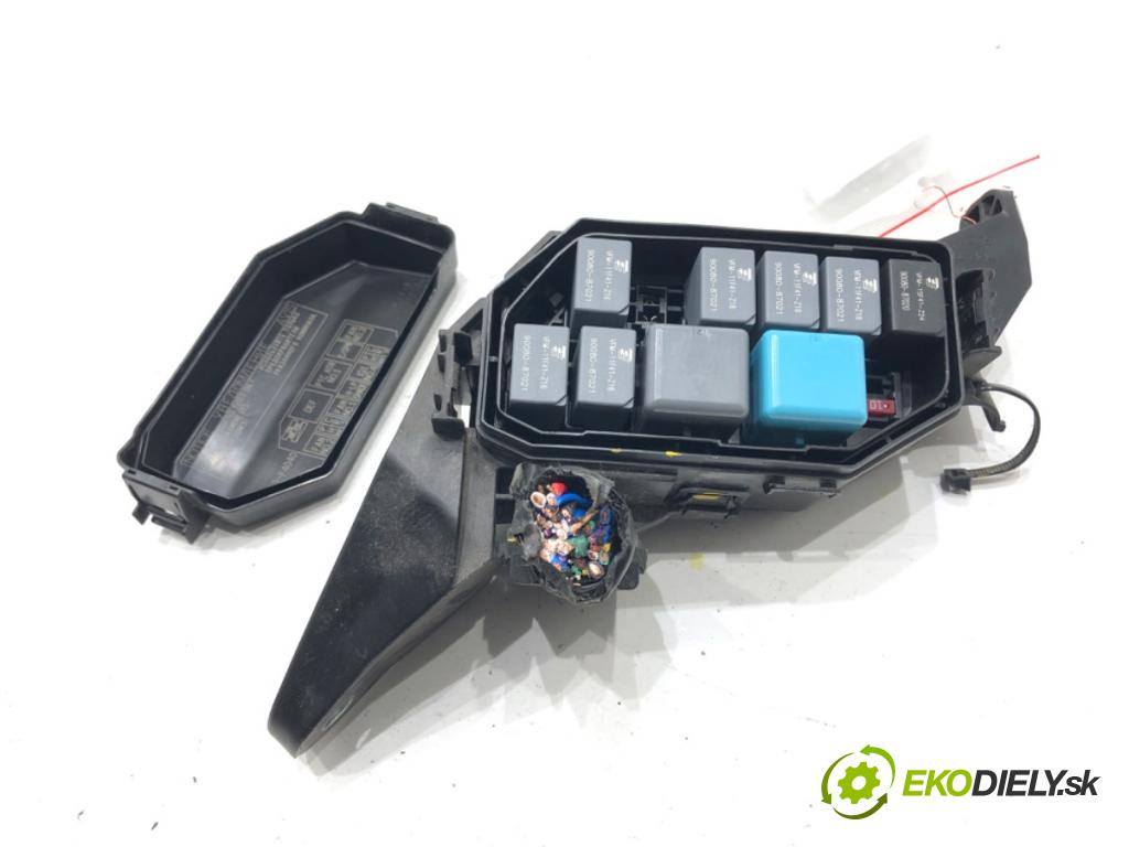 TOYOTA C-HR (_X1_) 2016 - 2022    1.8 Hybrid (ZYX10_, ZYX11_) 90 kW [122 KM] Hybryda silnik benzynowy / elektryczny 2016 - 2022  skříňka poistková  (Pojistkové skříňky)