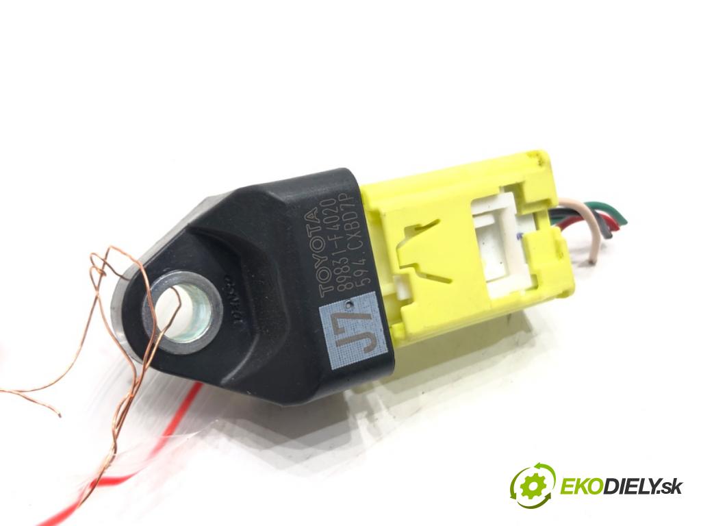 TOYOTA C-HR (_X1_) 2016 - 2022    1.8 Hybrid (ZYX10_, ZYX11_) 90 kW [122 KM] Hybryda silnik benzynowy / elektryczny 2016 - 2022  Snímač nárazu 89831-F4020 (Snímače nárazu)