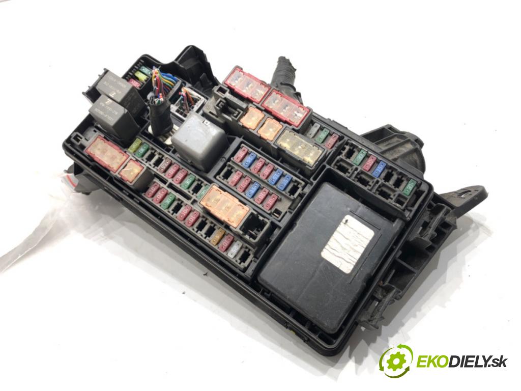 TOYOTA C-HR (_X1_) 2016 - 2022    1.8 Hybrid (ZYX10_, ZYX11_) 90 kW [122 KM] Hybryda silnik benzynowy / elektryczny 2016 - 2022  skříňka poistková 82111F4T10 (Pojistkové skříňky)