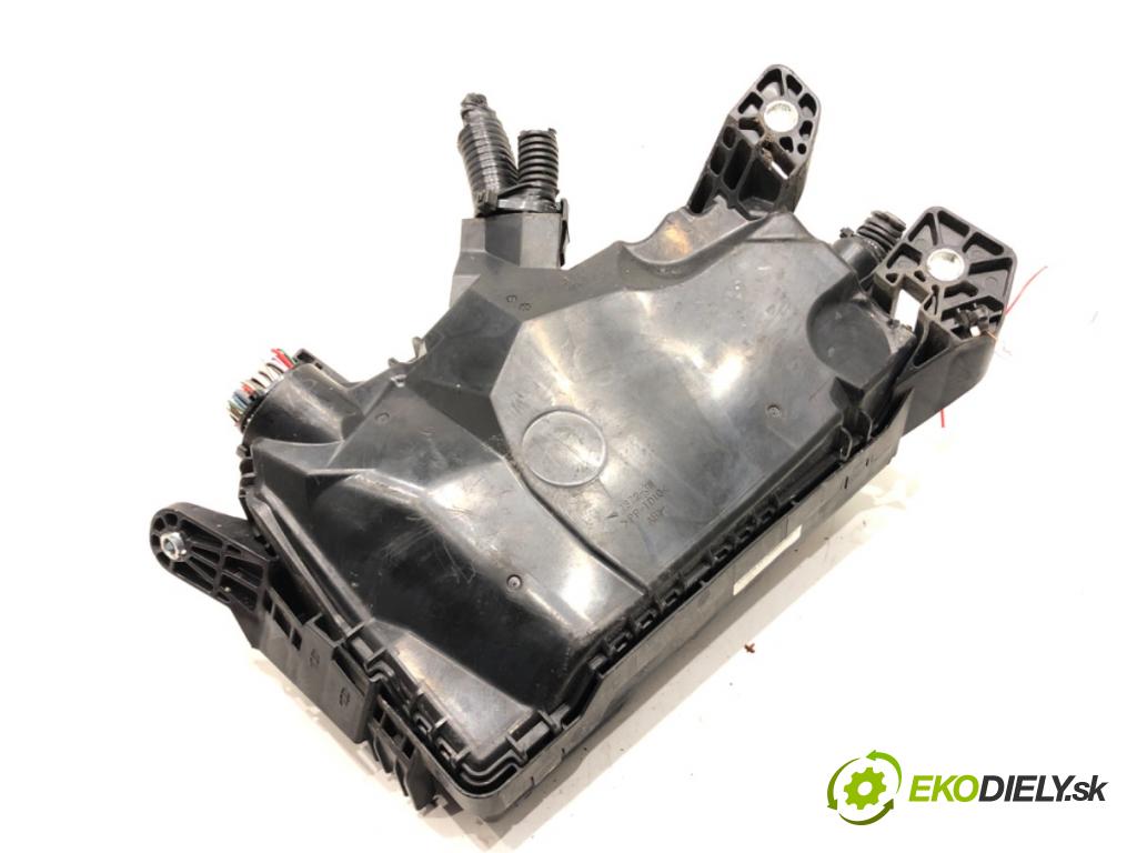 TOYOTA C-HR (_X1_) 2016 - 2022    1.8 Hybrid (ZYX10_, ZYX11_) 90 kW [122 KM] Hybryda silnik benzynowy / elektryczny 2016 - 2022  skříňka poistková 82111F4T10 (Pojistkové skříňky)