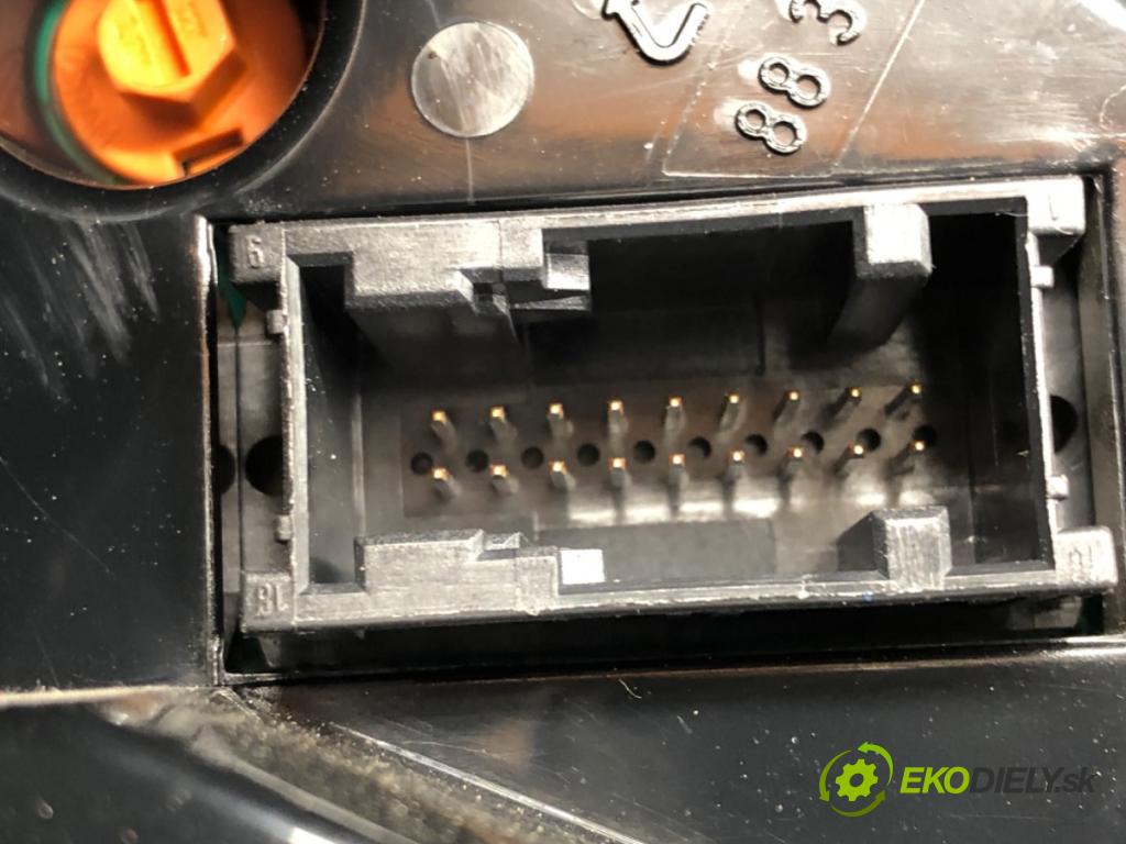 SMART FORTWO coupe (450) 2004 - 2007    0.7 (450.330) 37 kW [50 KM] benzyna 2004 - 2007  Prístrojovka 0001187 (Prístrojové dosky, displeje)