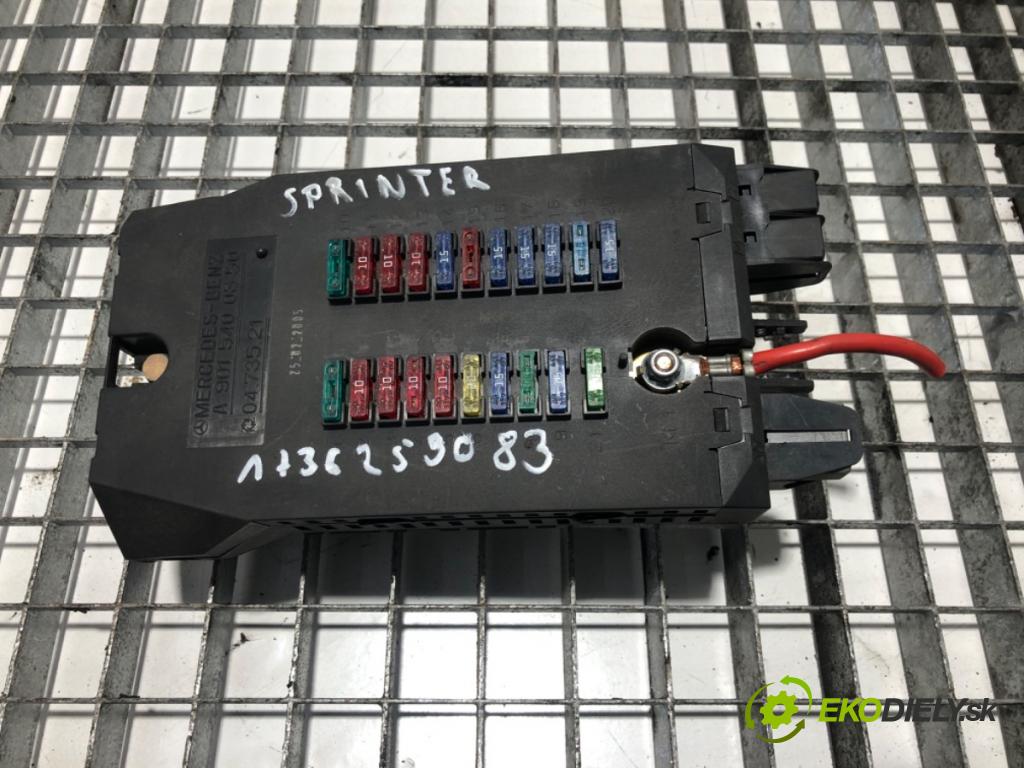 MERCEDES-BENZ SPRINTER 3-t Platforma / podwozie (B903) 1995 - 2012    313 CDI 95 kW [129 KM] olej napędowy 2000 - 2006  skříňka poistková A9015400350 (Pojistkové skříňky)