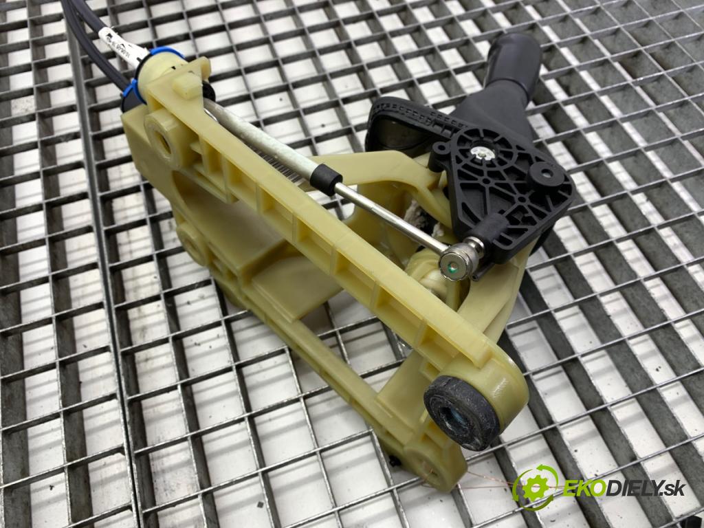 VOLVO V50 (545) 2003 - 2012    2.0 D 100 kW [136 KM] olej napędowy 2004 - 2010  Kulisa 30759589 (Rýchlostné páky / kulisy)