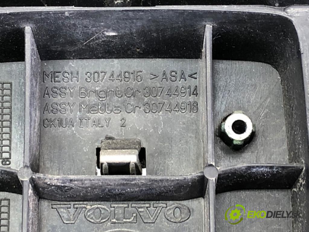 VOLVO V50 (545) 2003 - 2012    2.0 D 100 kW [136 KM] olej napędowy 2004 - 2010  mřížka maska 30744915 (Mřížky (masky) chladičů)