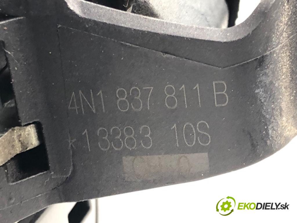 AUDI A6 C8 Avant (4A5) 2018 - 2022    40 TDI Mild Hybrid quattro 150 kW [204 KM] Hybryda silnik Diesla / elektryczny 2018 - 2022  Kľučka vonkajšia ľavy predný 4N1837811B