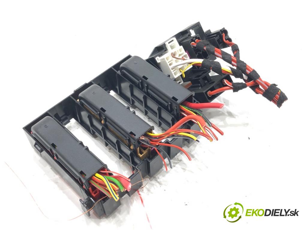 AUDI A6 C8 Avant (4A5) 2018 - 2022    40 TDI Mild Hybrid quattro 150 kW [204 KM] Hybryda silnik Diesla / elektryczny 2018 - 2022  skříňka poistková 8A0937530 (Pojistkové skříňky)