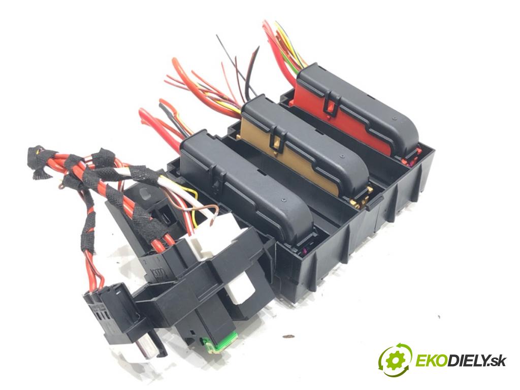 AUDI A6 C8 Avant (4A5) 2018 - 2022    40 TDI Mild Hybrid quattro 150 kW [204 KM] Hybryda silnik Diesla / elektryczny 2018 - 2022  skříňka poistková 8A0937530 (Pojistkové skříňky)