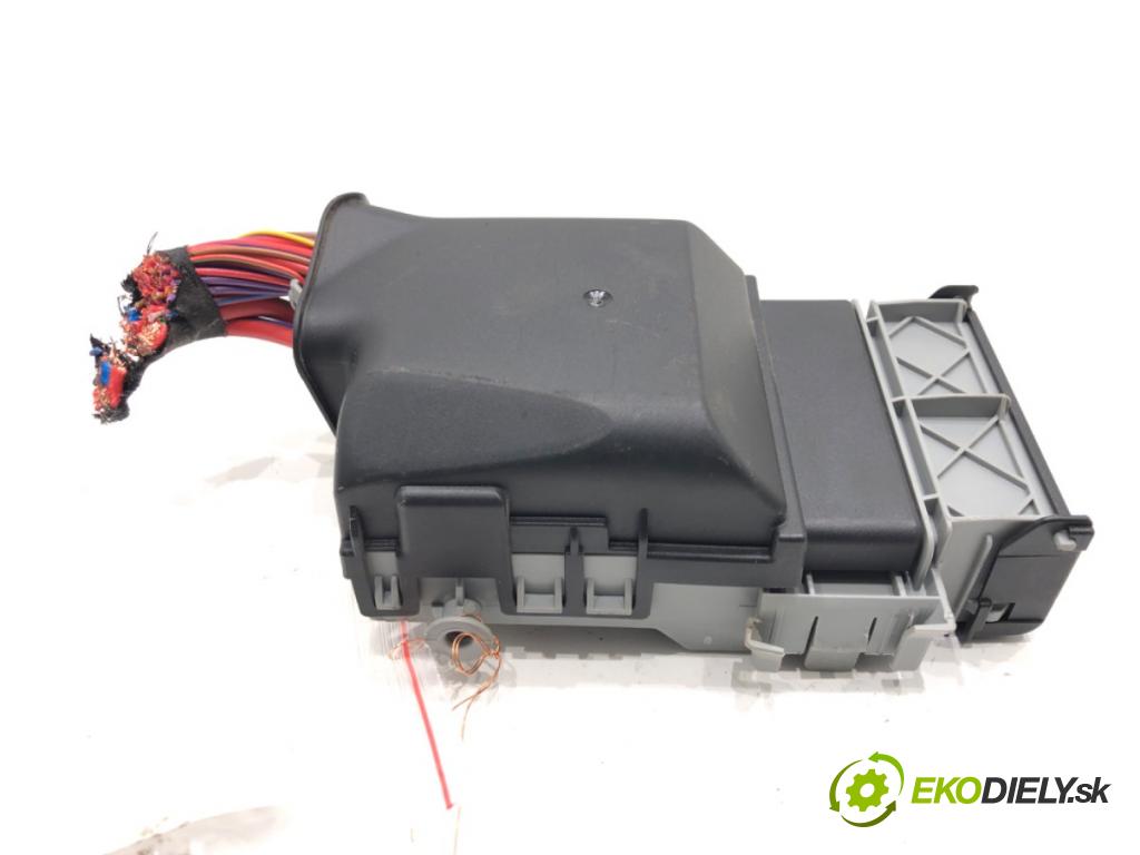 OPEL ZAFIRA TOURER C (P12) 2011 - 2022    2.0 CDTi (75) 121 kW [165 KM] olej napędowy 2011 - 2022  skříňka poistková 13222786 (Pojistkové skříňky)