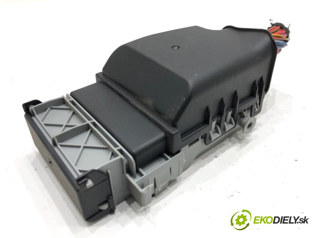 OPEL ZAFIRA TOURER C (P12) 2011 - 2022    2.0 CDTi (75) 121 kW [165 KM] olej napędowy 2011 - 2022  skříňka poistková 13222786 (Pojistkové skříňky)