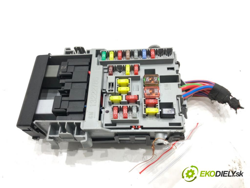 OPEL ZAFIRA TOURER C (P12) 2011 - 2022    2.0 CDTi (75) 121 kW [165 KM] olej napędowy 2011 - 2022  skříňka poistková 13222786 (Pojistkové skříňky)