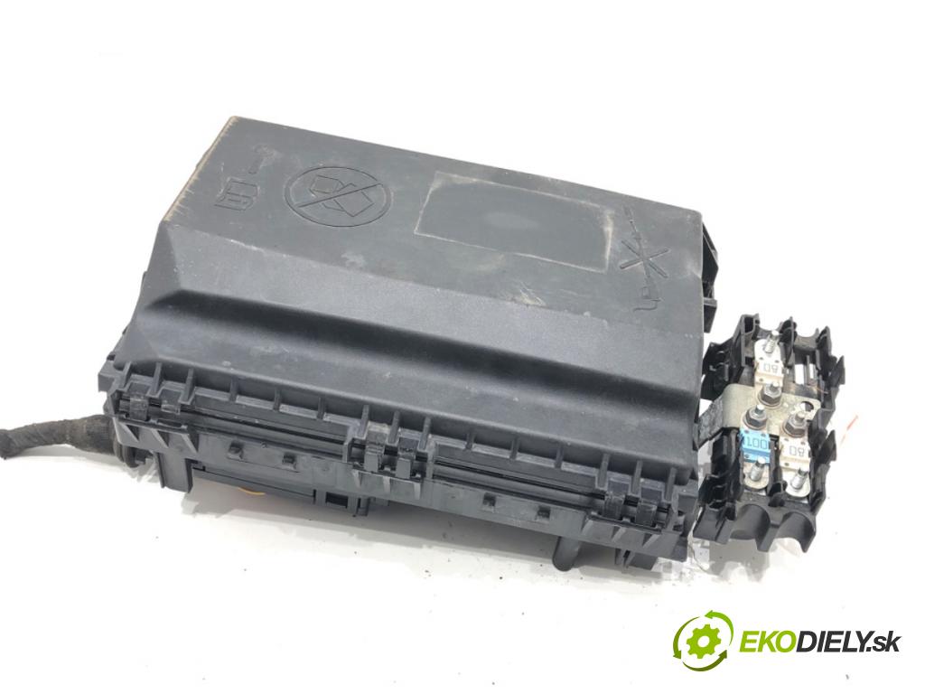 OPEL ZAFIRA TOURER C (P12) 2011 - 2022    2.0 CDTi (75) 121 kW [165 KM] olej napędowy 2011 - 2022  skříňka poistková 13368645 (Pojistkové skříňky)