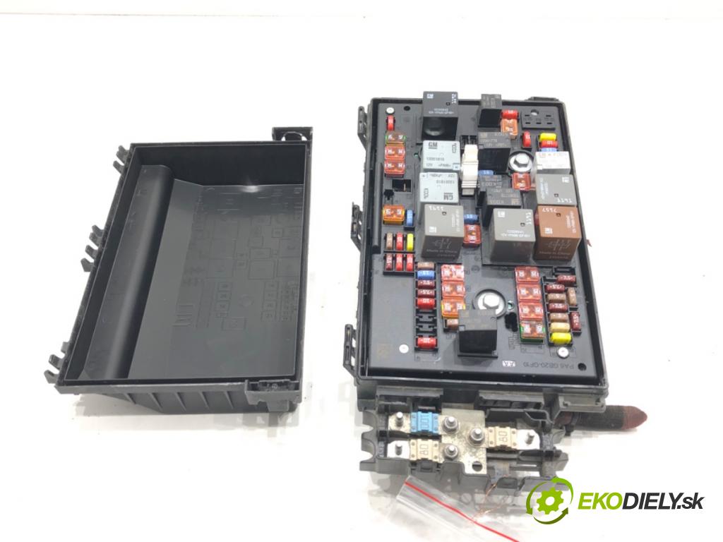 OPEL ZAFIRA TOURER C (P12) 2011 - 2022    2.0 CDTi (75) 121 kW [165 KM] olej napędowy 2011 - 2022  skříňka poistková 13368645 (Pojistkové skříňky)