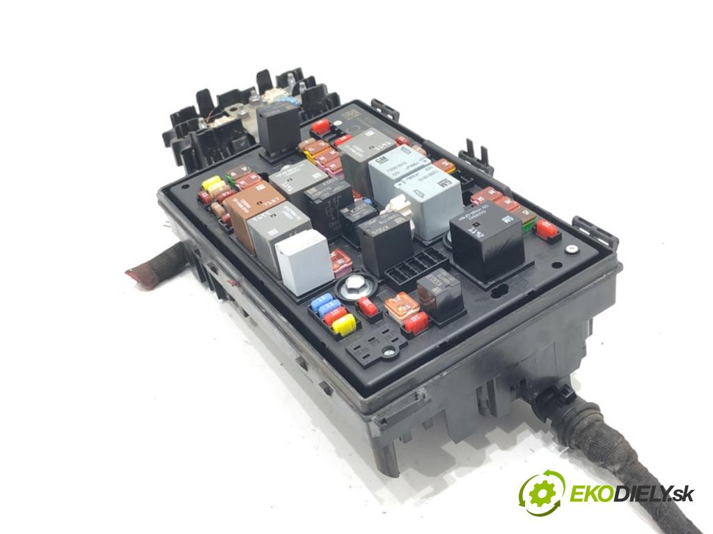 OPEL ZAFIRA TOURER C (P12) 2011 - 2022    2.0 CDTi (75) 121 kW [165 KM] olej napędowy 2011 - 2022  skříňka poistková 13368645 (Pojistkové skříňky)