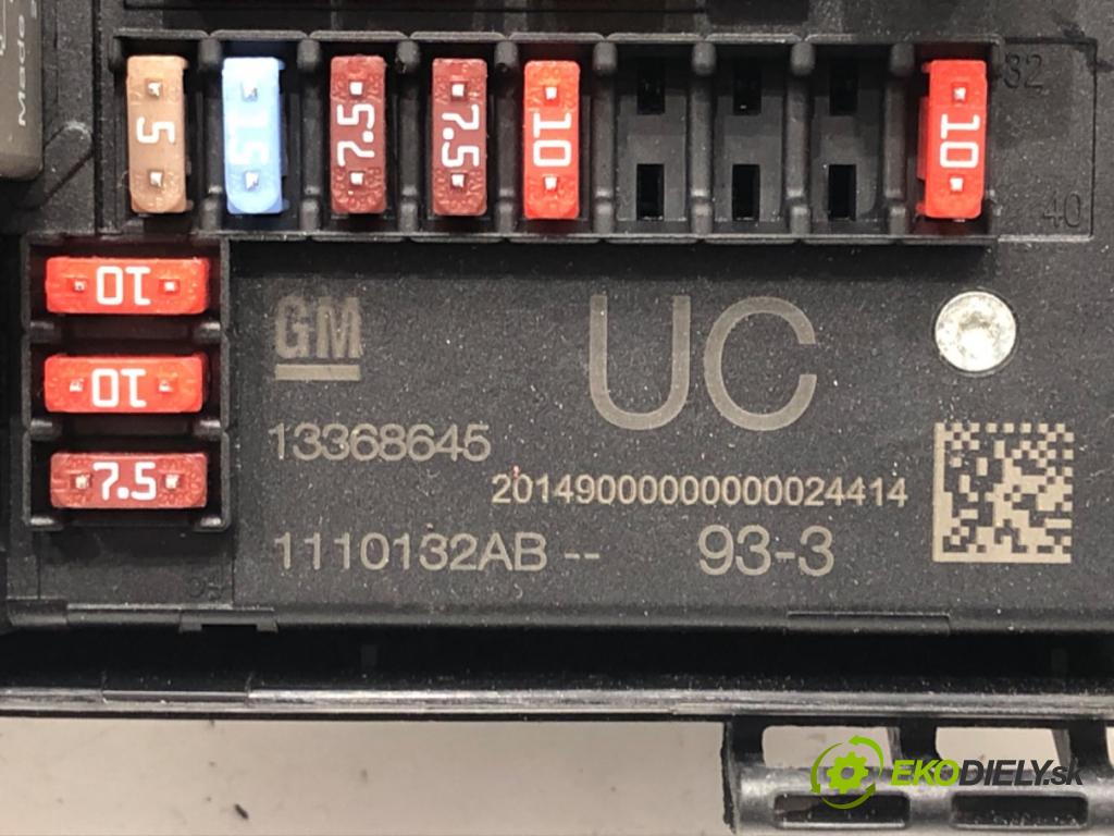 OPEL ZAFIRA TOURER C (P12) 2011 - 2022    2.0 CDTi (75) 121 kW [165 KM] olej napędowy 2011 - 2022  skříňka poistková 13368645 (Pojistkové skříňky)