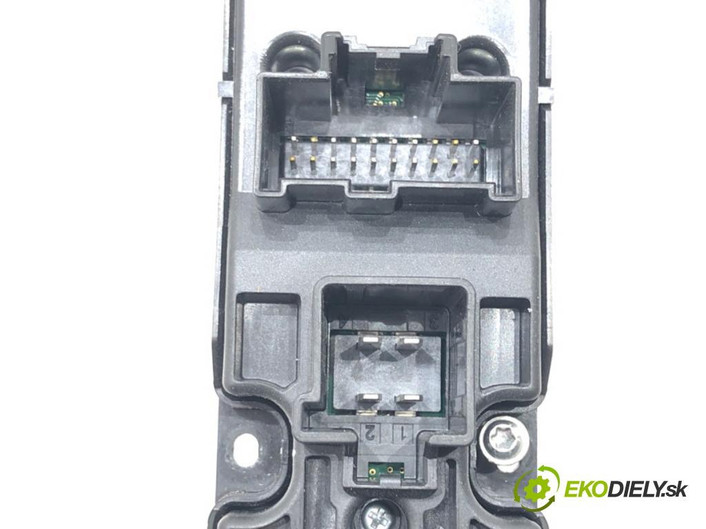 FORD ECOSPORT 2011 - 2022    1.0 EcoBoost 92 kW [125 KM] benzyna 2013 - 2022  Prepínač okien GN15-14A132-MA (Prepínače, spínače, tlačidlá a ovládače kúrenia)