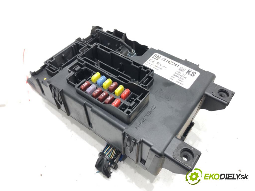 OPEL CORSA D (S07) 2006 - 2014    1.3 CDTI (L08, L68) 55 kW [75 KM] olej napędowy 2006 - 2014  modul BSI 13142241 (Pojistkové skříňky)