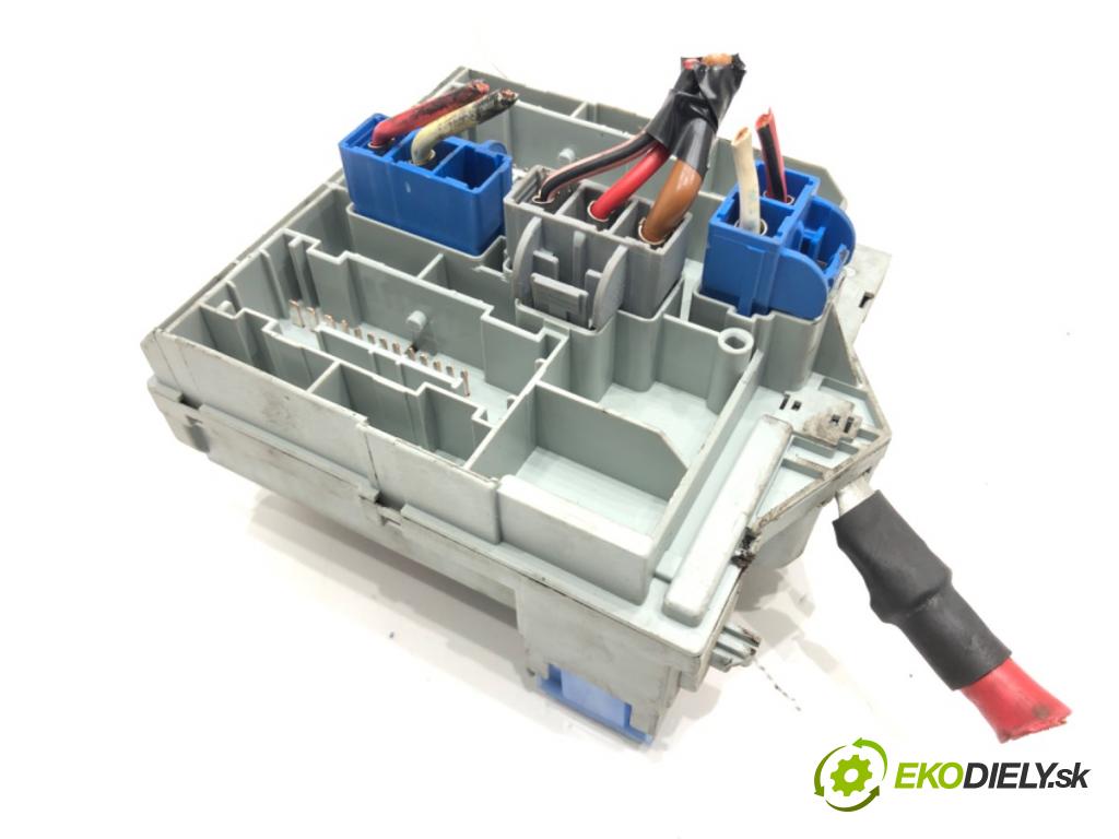 FIAT CROMA (194_) 2005 - 2022    1.9 D Multijet (194AXC1B, 194AXC12) 110 kW [150 KM] olej napędowy 2005 - 2011  skříňka poistková 51738103 (Pojistkové skříňky)