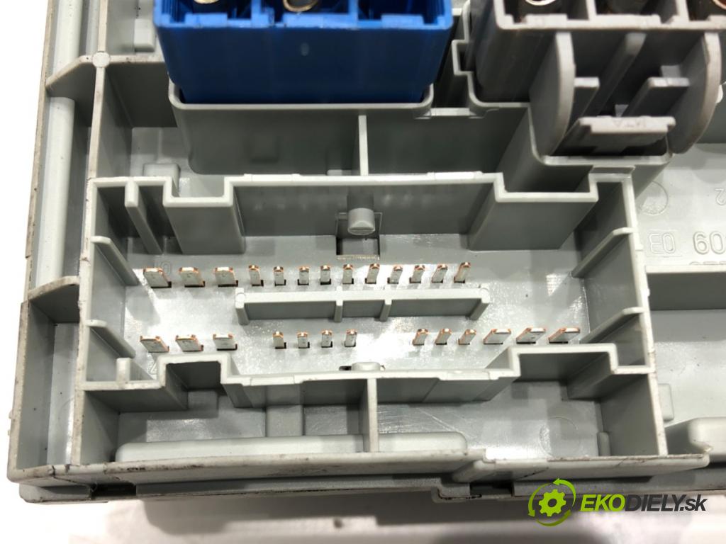 FIAT CROMA (194_) 2005 - 2022    1.9 D Multijet (194AXC1B, 194AXC12) 110 kW [150 KM] olej napędowy 2005 - 2011  skříňka poistková 51738103 (Pojistkové skříňky)