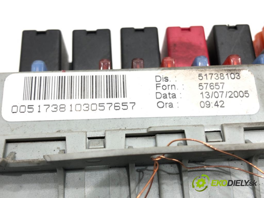 FIAT CROMA (194_) 2005 - 2022    1.9 D Multijet (194AXC1B, 194AXC12) 110 kW [150 KM] olej napędowy 2005 - 2011  skříňka poistková 51738103 (Pojistkové skříňky)