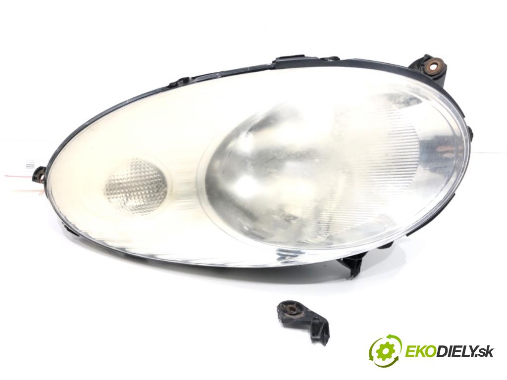 NISSAN MICRA K12 liftback 2004 65 kW 1.4 16V 1386 Svetlomet pravy predný 26010AX700