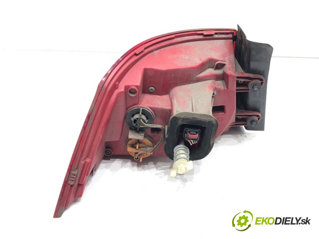 VW PASSAT B7 sedan 2011 125 kW 2.0 TDI 1968 Svetlo pravy zad